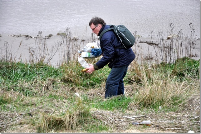 Jan Eric Visser collecting trash by the river great ouse